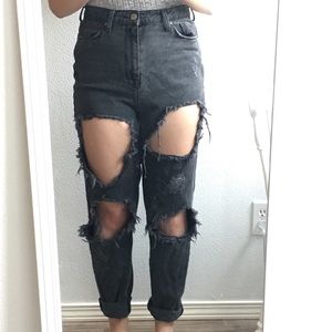 BDG BLACK RIPPED MOM JEANS SIZE 28